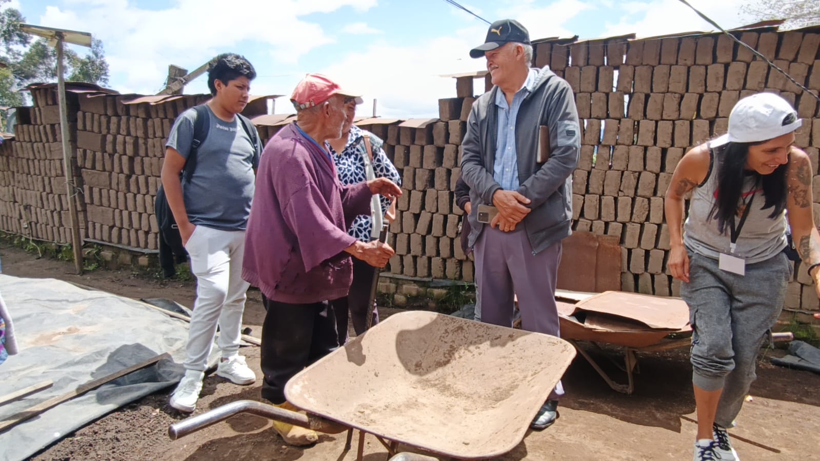 Don César Cuatin en la fábrica de ladrillos